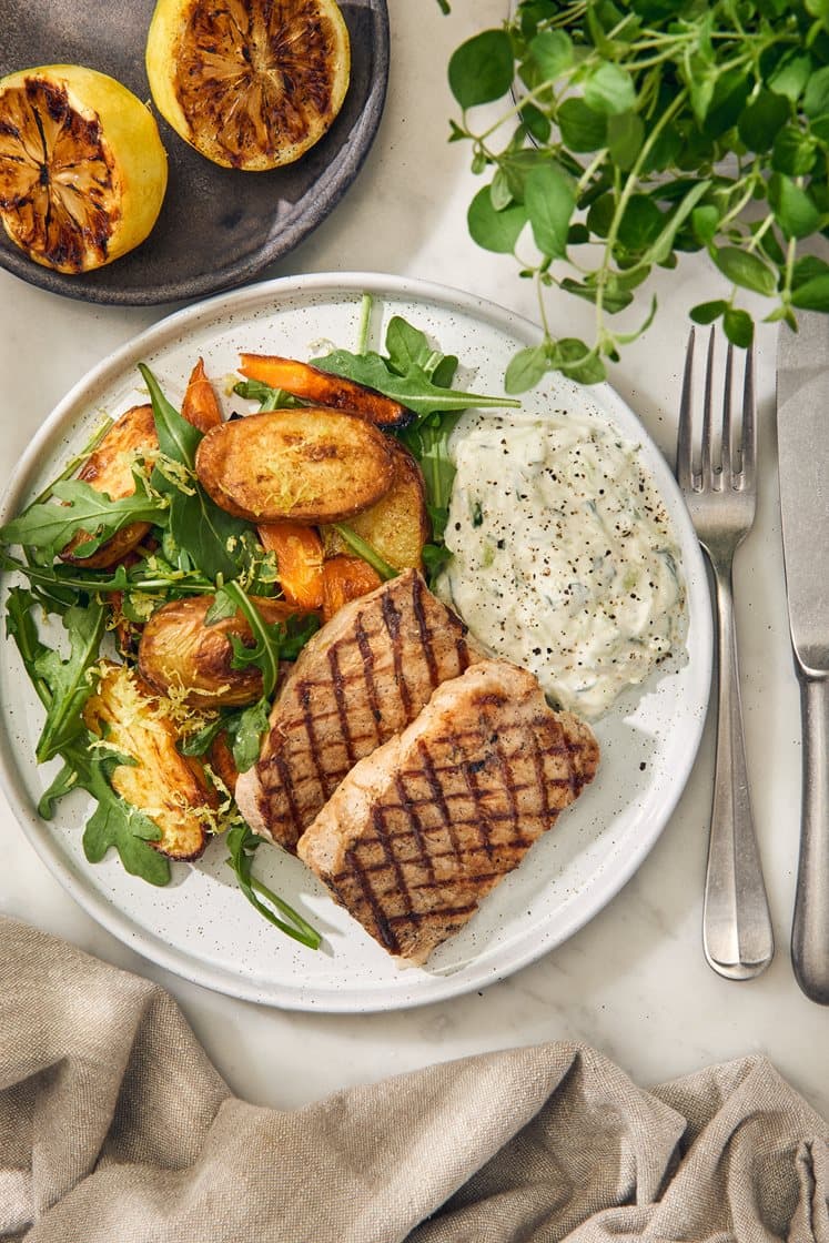 Grillet svinekotelet med citron/ruccola-kartofler, tzatziki og grillet citron