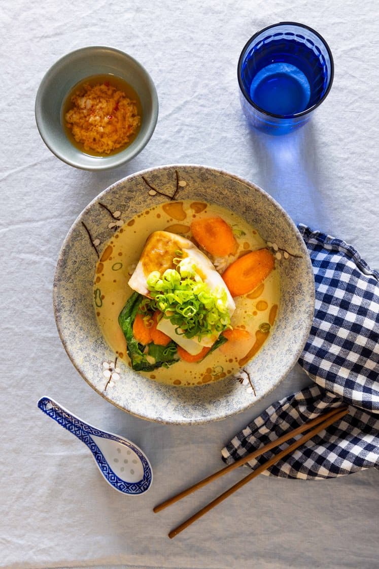 Asiatisk cremet fiskesuppe med ponzubagt hvid fisk, pak choy og ris