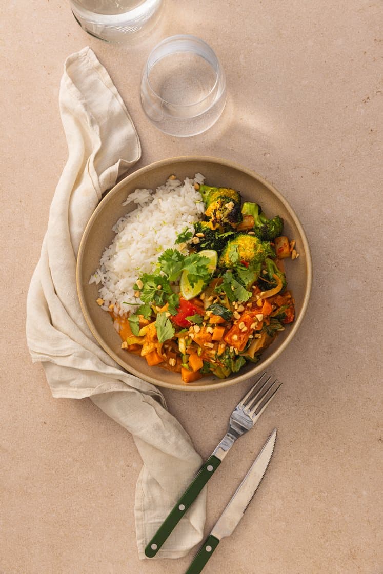 Massaman grøntsagscurry med ris og stegt broccoli