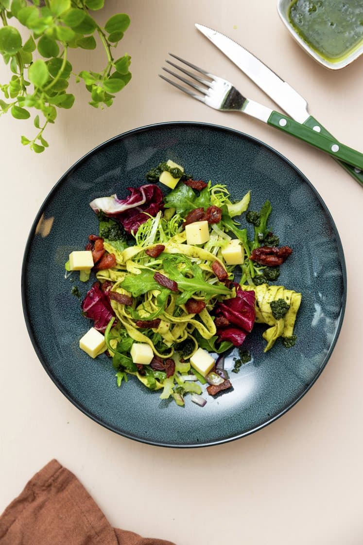 Lun pastasalat med bacon og salatost Opskrift RetNemt