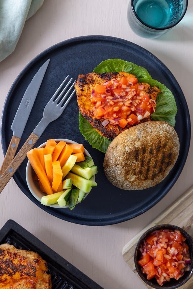 Grillet BBQ-kyllingeburger med tomatsalsa og gnavegrønt