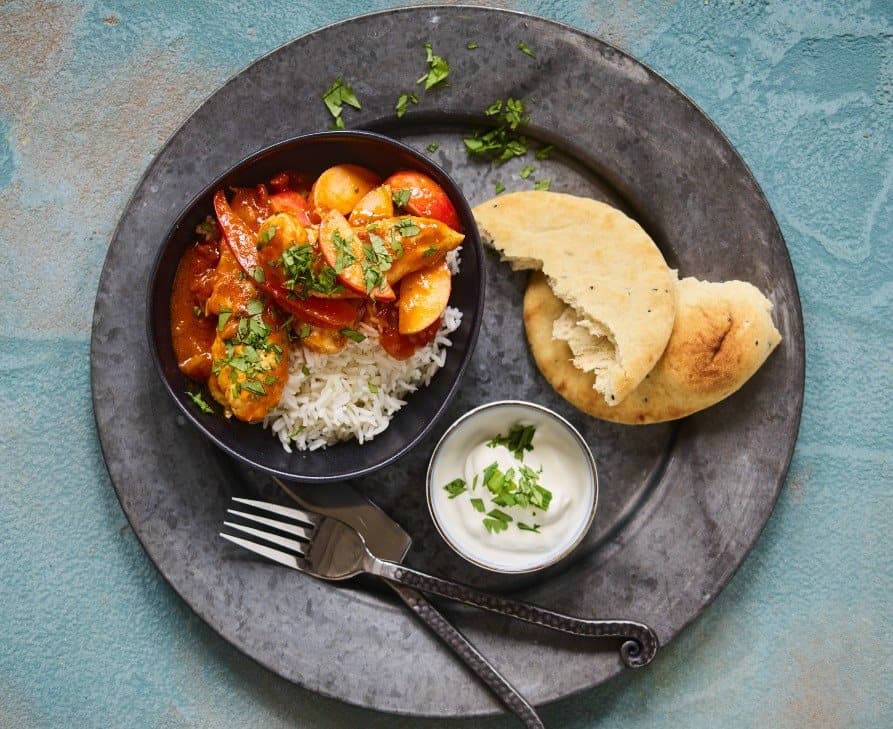 MAD TIL 2 DAGE: Kylling tikka masala med æbler og naanbrød