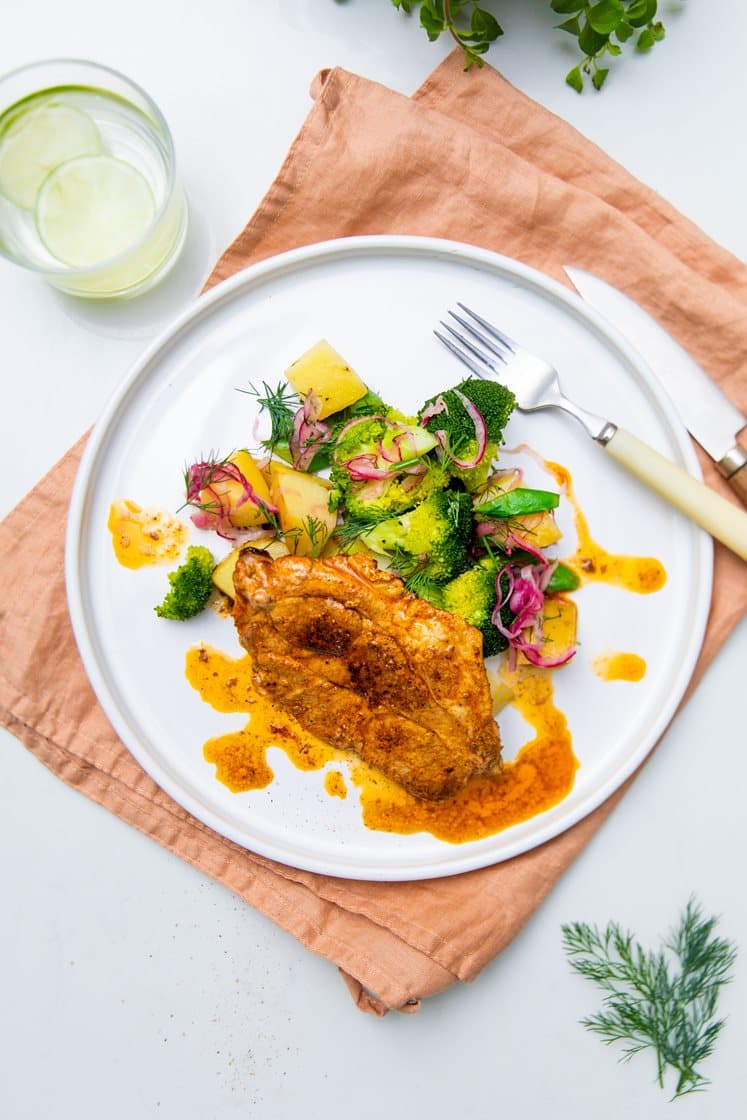 Paprika-koteletter og kartoffelsalat med sur/sød broccoli