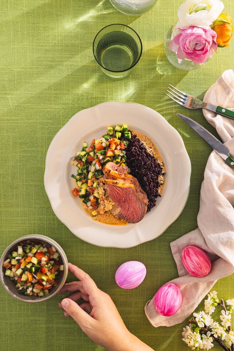 Lam i tandoorisauce med kachumber-salat og sorte ris