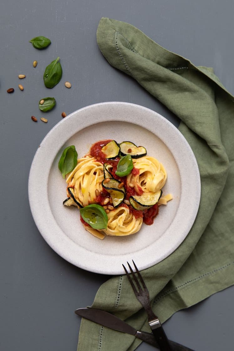 Cremet fettuccine med arrabiatasauce, squash og pinjekerner