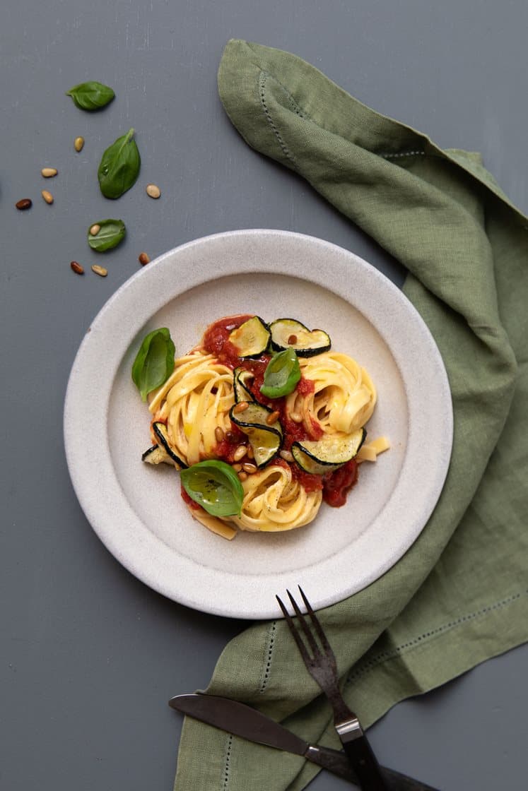 Fettuccine med arrabiatasauce, squash og pinjekerner