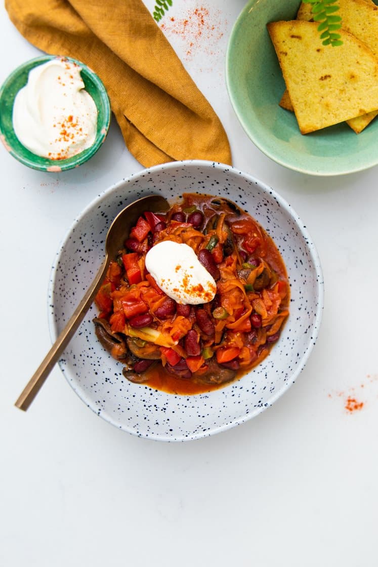 Vegetarisk chili med sprøde tortillas