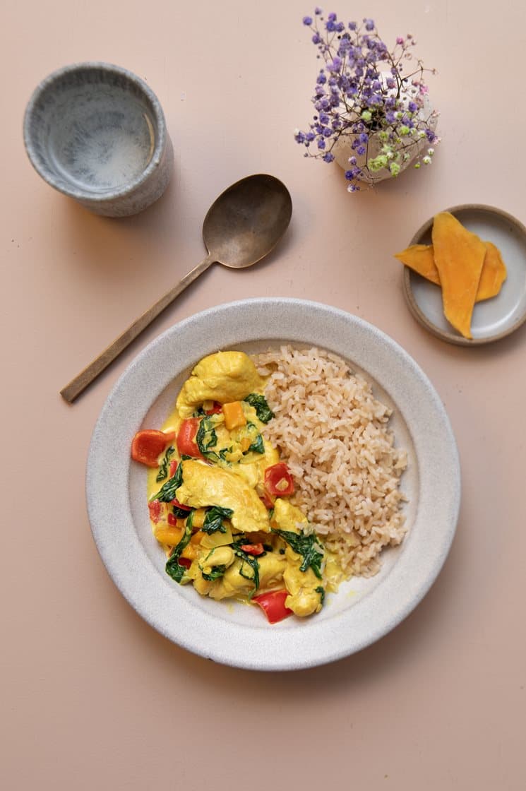 Kylling i karry med mango og brune ris