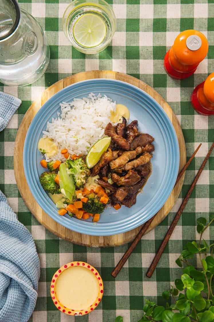 Hoisinstegte svinestrimler med grøntsagsris og curry/mangodressing