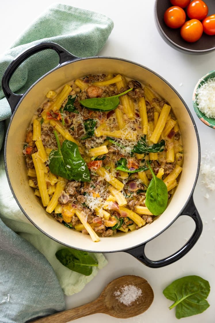 Alt i én pasta med hakket oksekød, cherrytomater og babyspinat