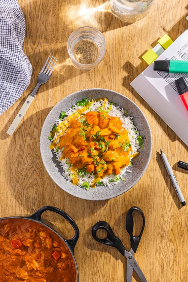 Quick butter chicken med peberfrugt, koriander og ris