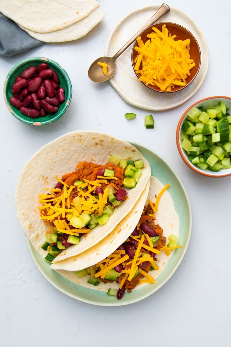 Tortilla med mildt spicy fyld og snack grønt