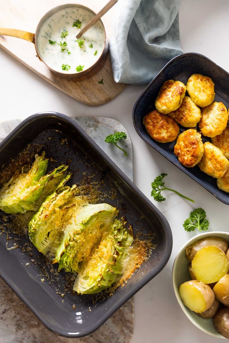 Quick fiskedeller med persillesauce og gratineret spidskål