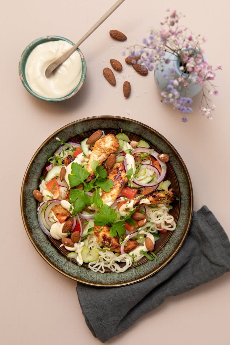 Yoghurtkylling med salte mandler og nudelsalat