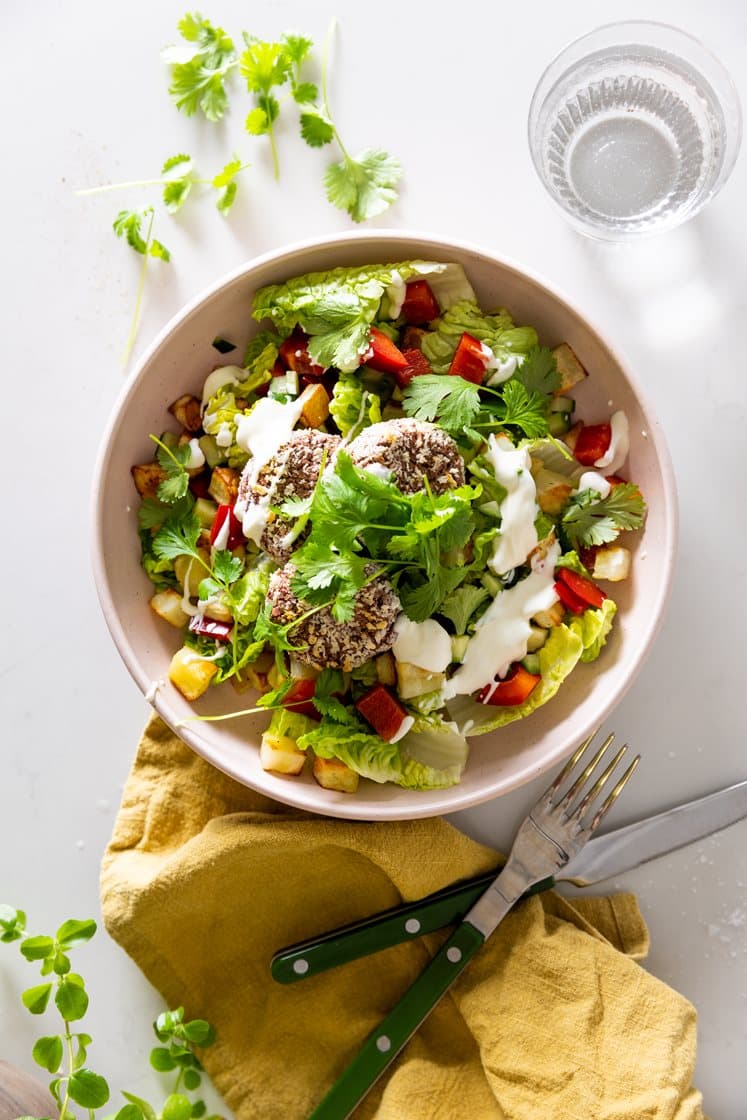 Brasiliansk-inspireret falafelsalat med kartoffeltern