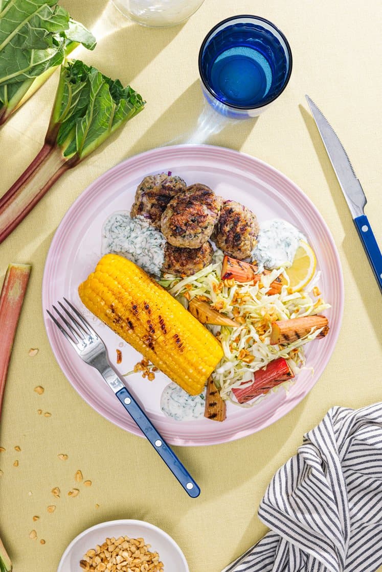 Grillede keftedes af gris og spidskålssalat med rabarber hertil majskolber