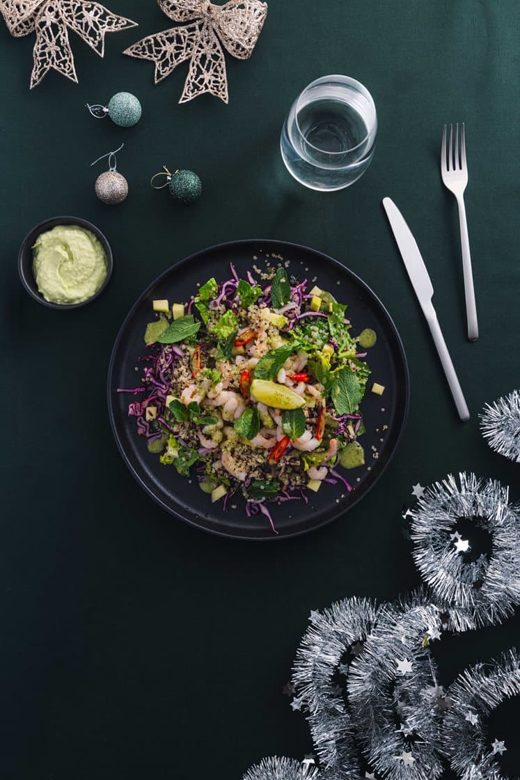 Mojito-marineret rejesalat med mango og avocado