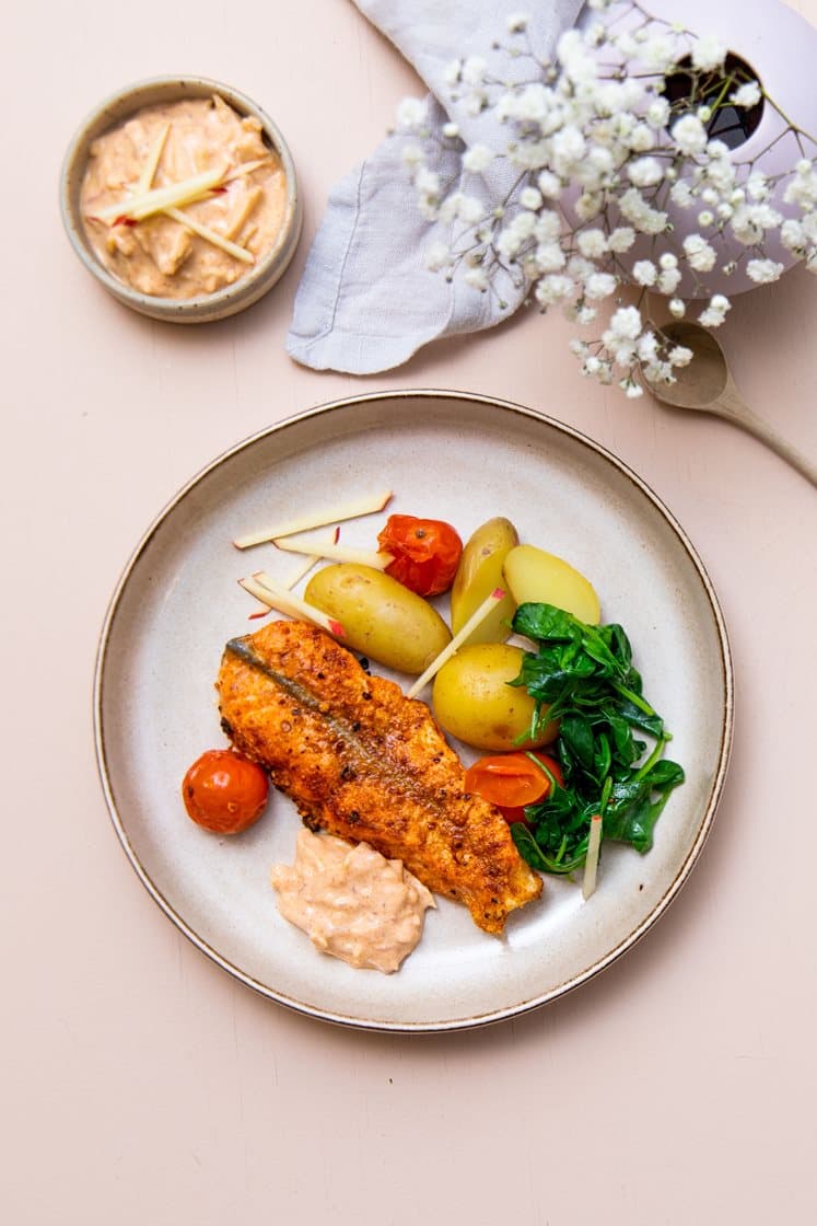 Fajitalaks med chipotle-dressing, stegte tomater og spinatkartofler