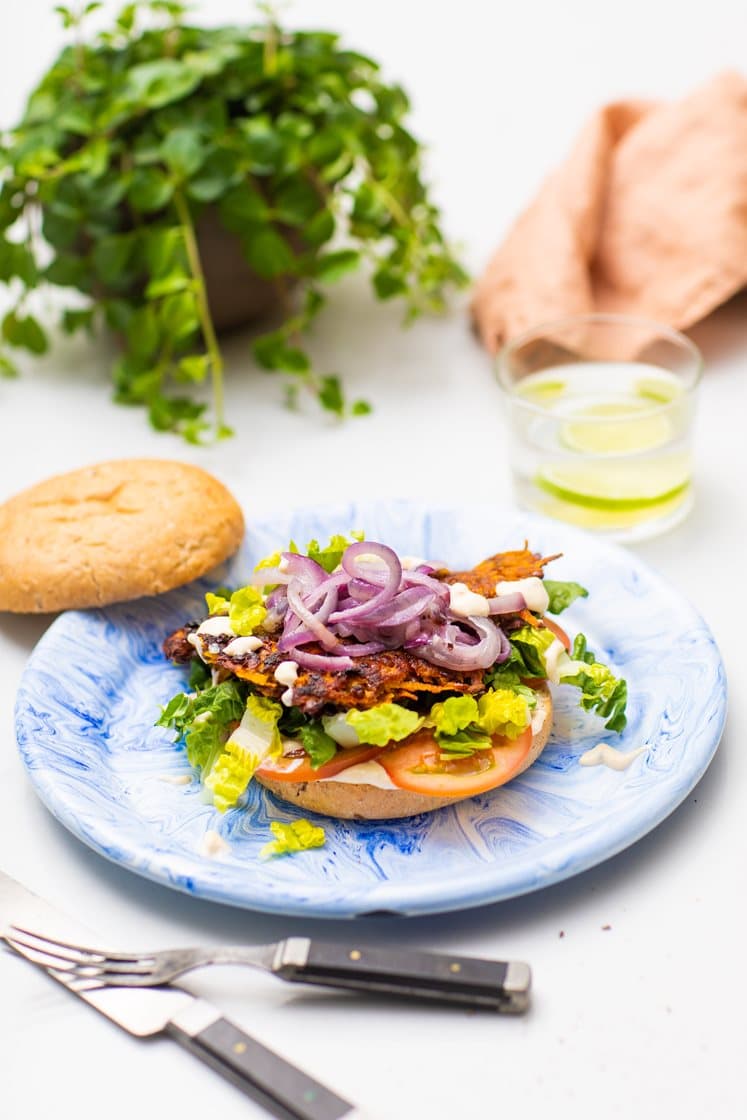 Indiske grøntsagsrösti i burgerbolle med mangodip