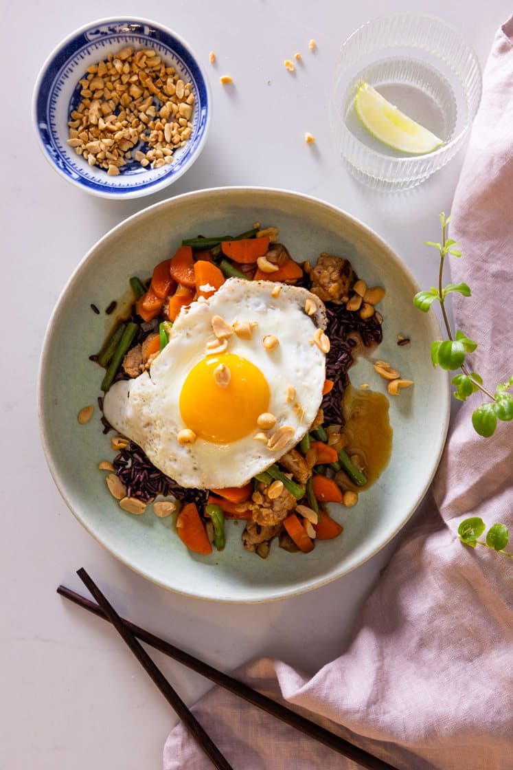 Wok med kylling i teriyaki, stegt æg og bulgur