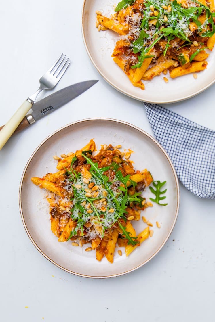 Pasta med tomatpesto og pinjekerner