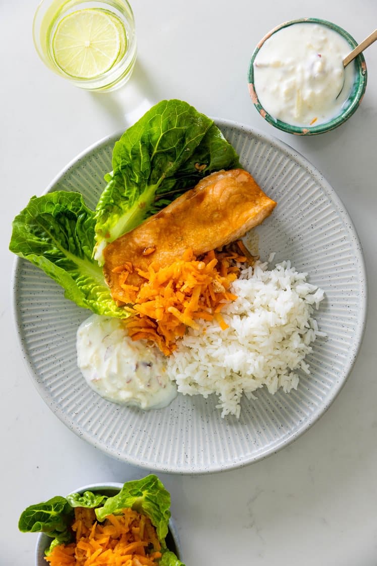 Sojabagt laks i hjertesalat med æbledressing og ris