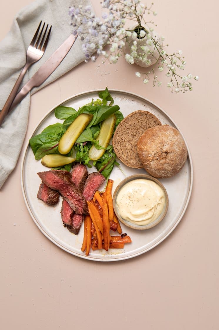 Steaksandwich med gulerodsfritter