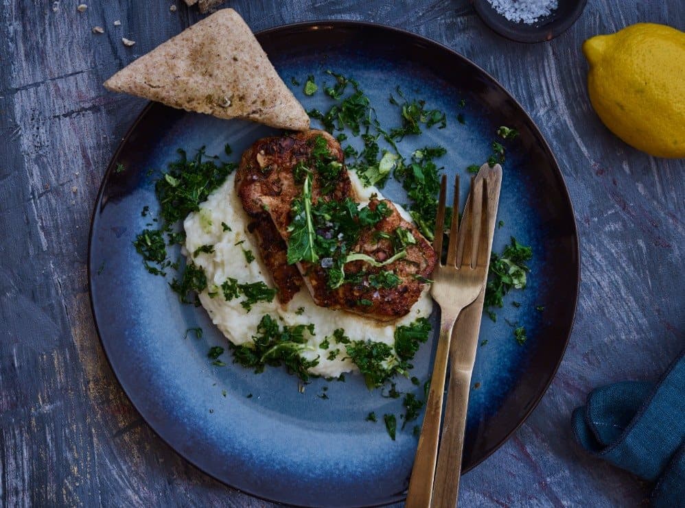 Nøddepaneret skinkeschnitzel med blomkålscreme og ristet grønkål