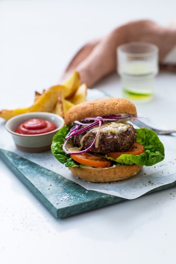 Grillet cheeseburger med kartoffelbåde