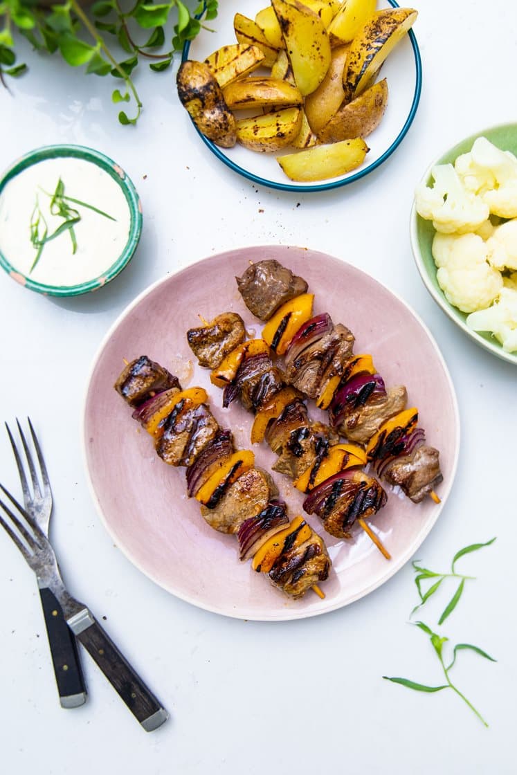 Grillspyd med oksekød, blomkål i estragonfløde og grovfritter