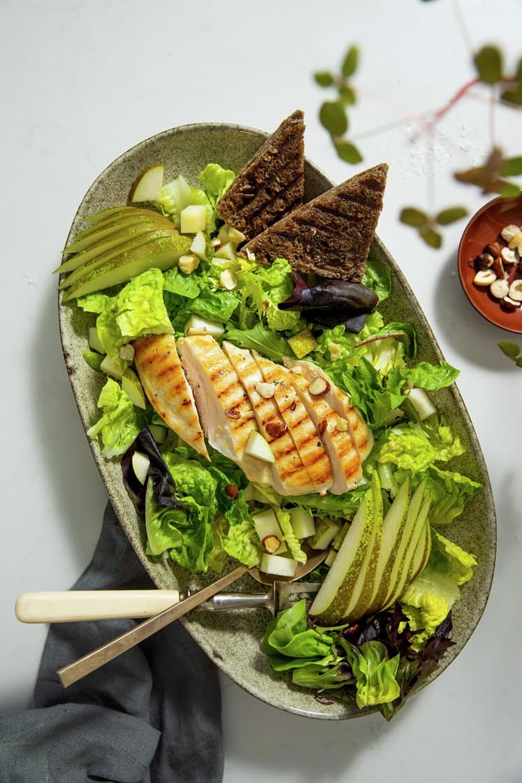 Salat med kyllingebryst, pære og salatost