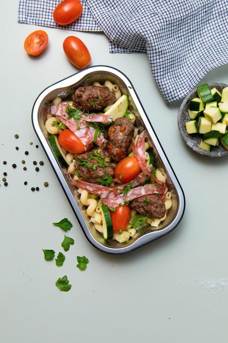 Italienske oksekødboller i pasta - pesto