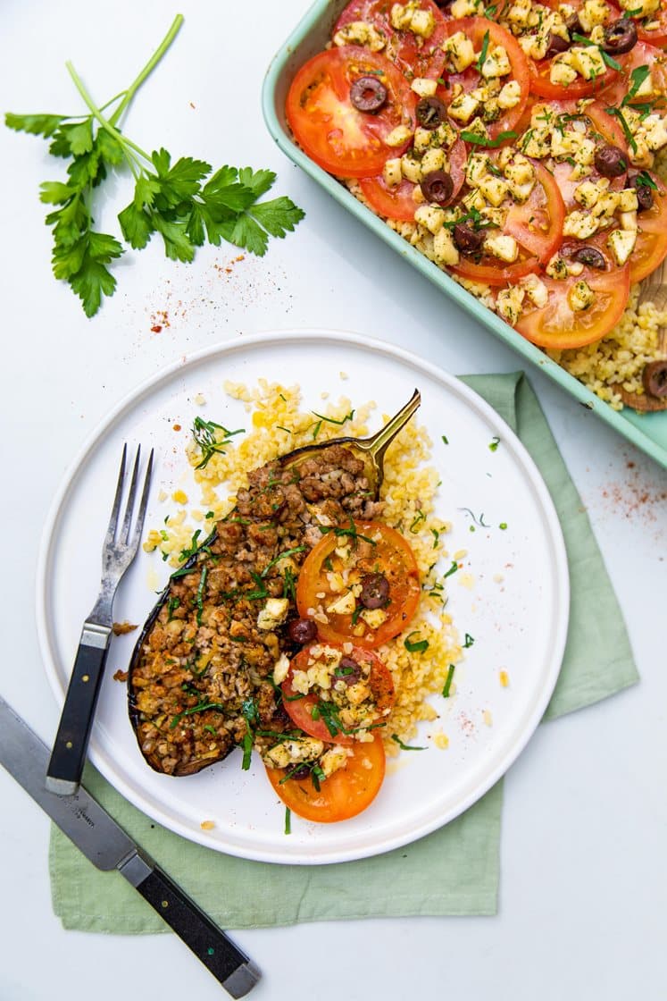 Fyldte græske auberginer med tomat-bulgur salat