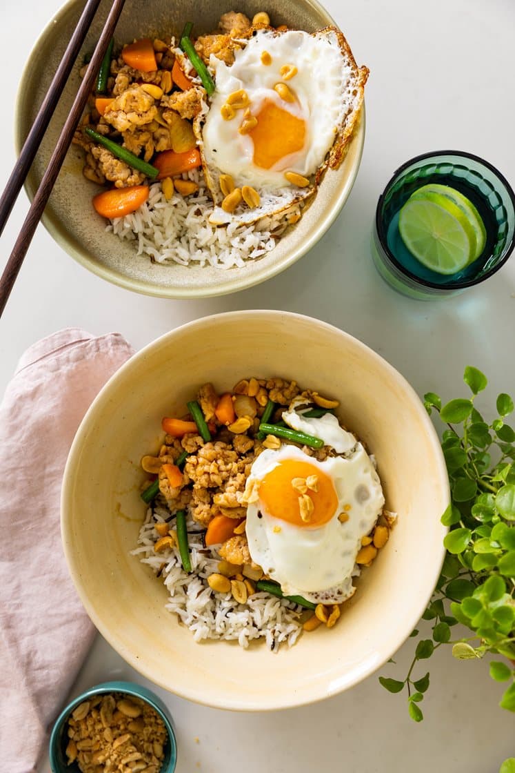 Wok med kylling i teriyaki, stegt æg og ris