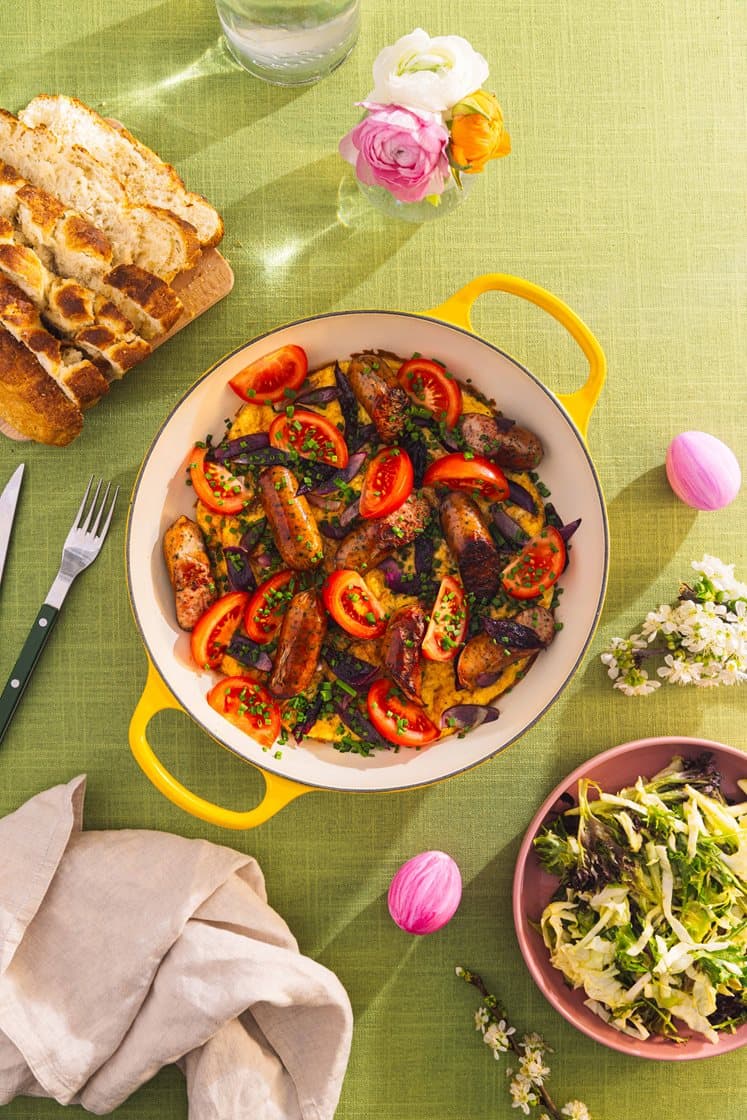 Æggekage med linquica pølse og tomat hertil foccaciabrød og salat