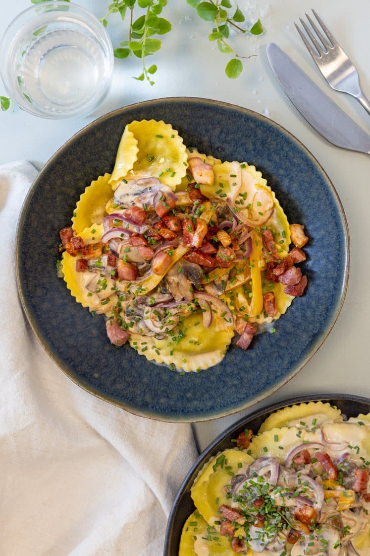 Spinat/ricotta-tortellini med bacon, cremede svampe og peberfrugt