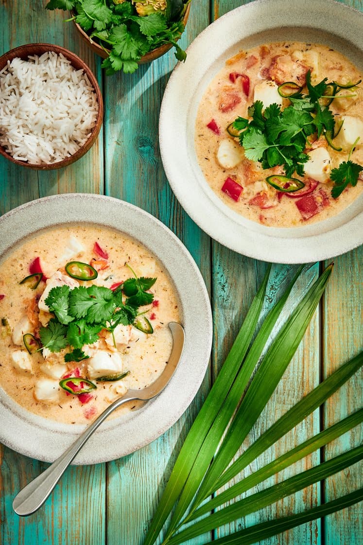 Caribisk fiskegryde med kokos, koriander og lime-marineret torsk