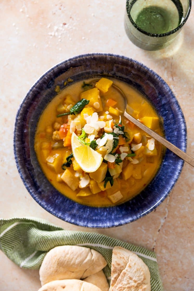 Pistou suppe med kikærter, græskar, spinat, mandler og citron