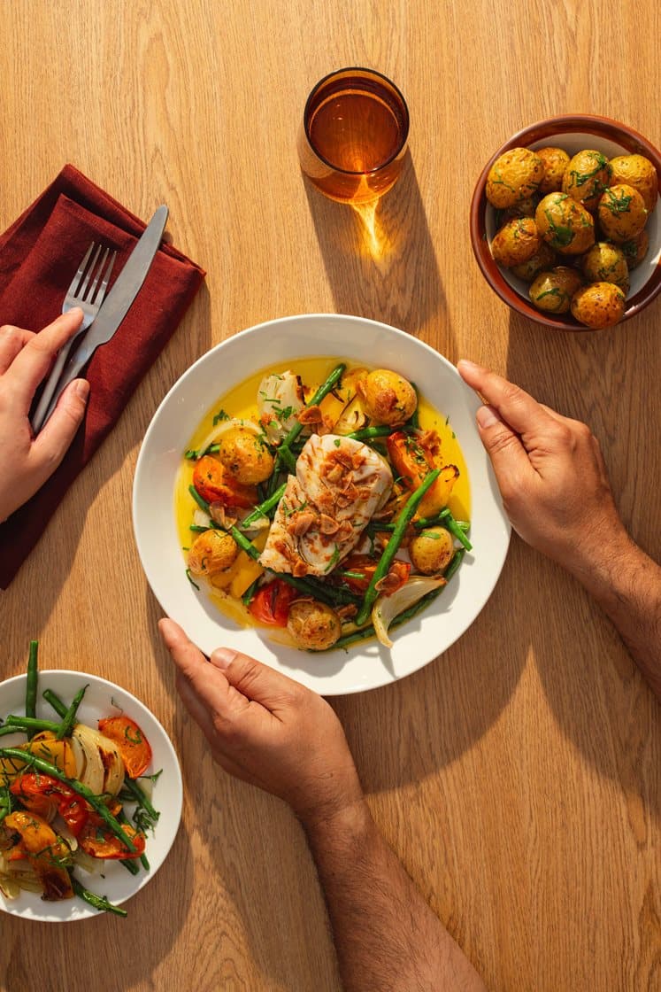 Pescado con salsa ajada – Stegt fisk med hvidløgs/paprikaolie og spanske grøntsager