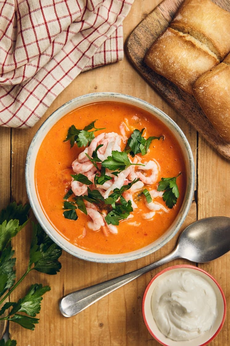 Peberfrugtsuppe med rejer serveret med aioli, persille og brød