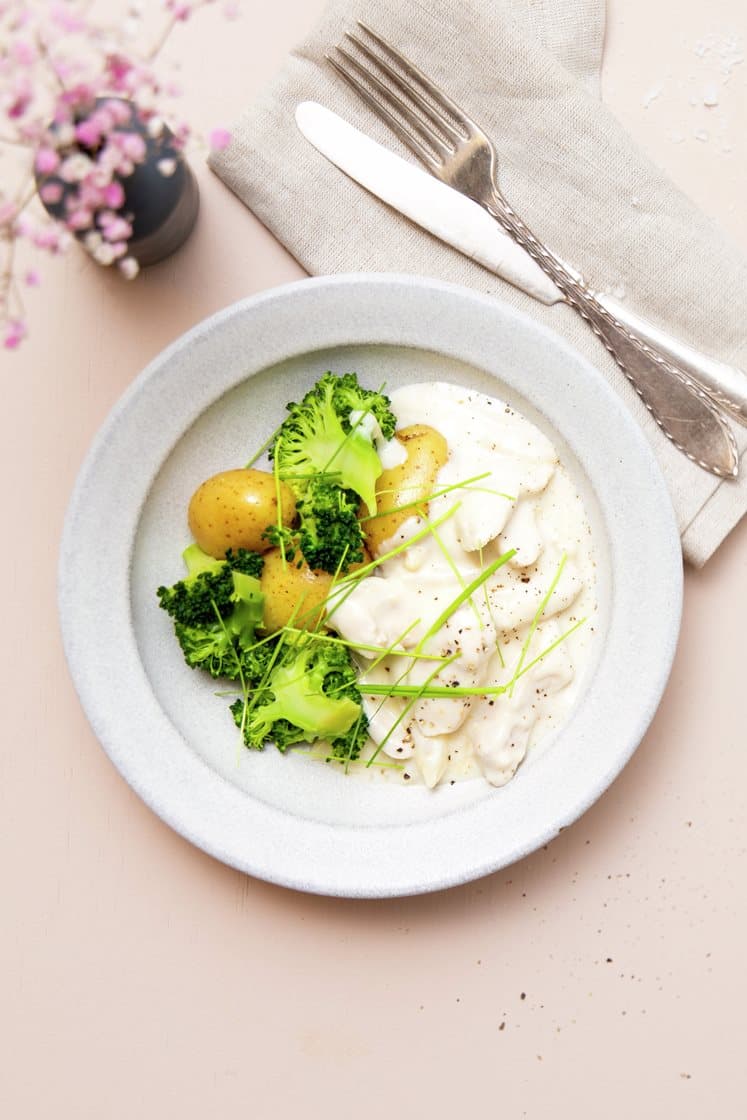 Høns i asparges med små kartofler og broccoli