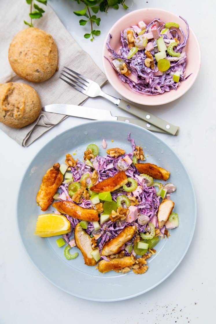 Rød waldorfsalat med citronkylling og groft brød