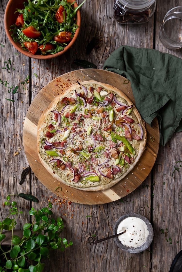 Flammkuchen med bacon og løg