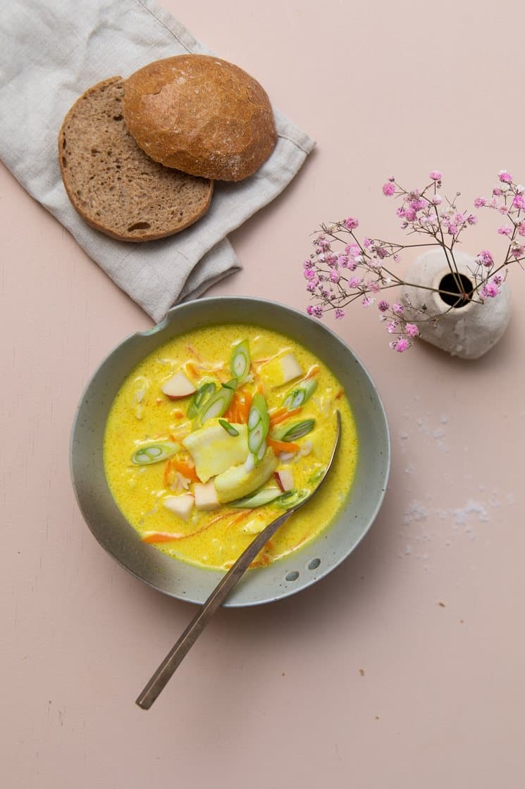 Fyldig fiskesuppe med karry, æbletern, ris og groft brød