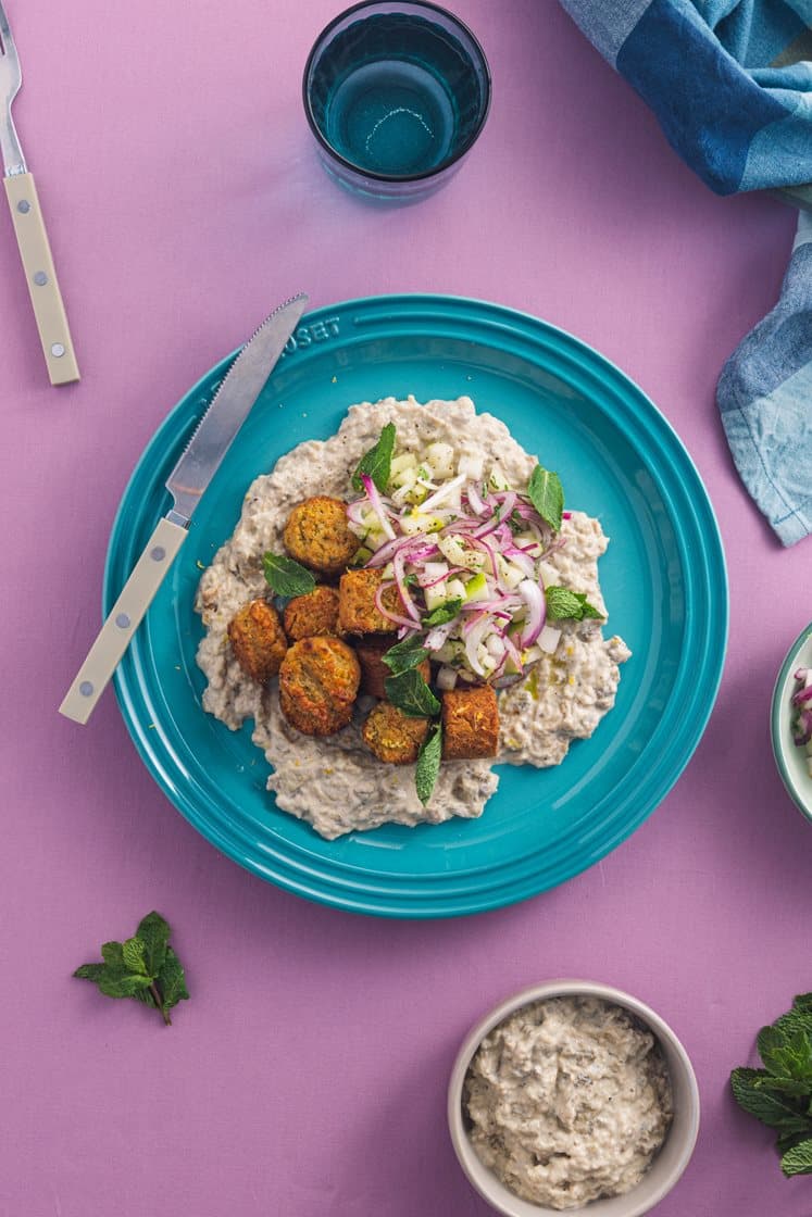 Glaskål/æblesalat med falafel og mutabbal dip