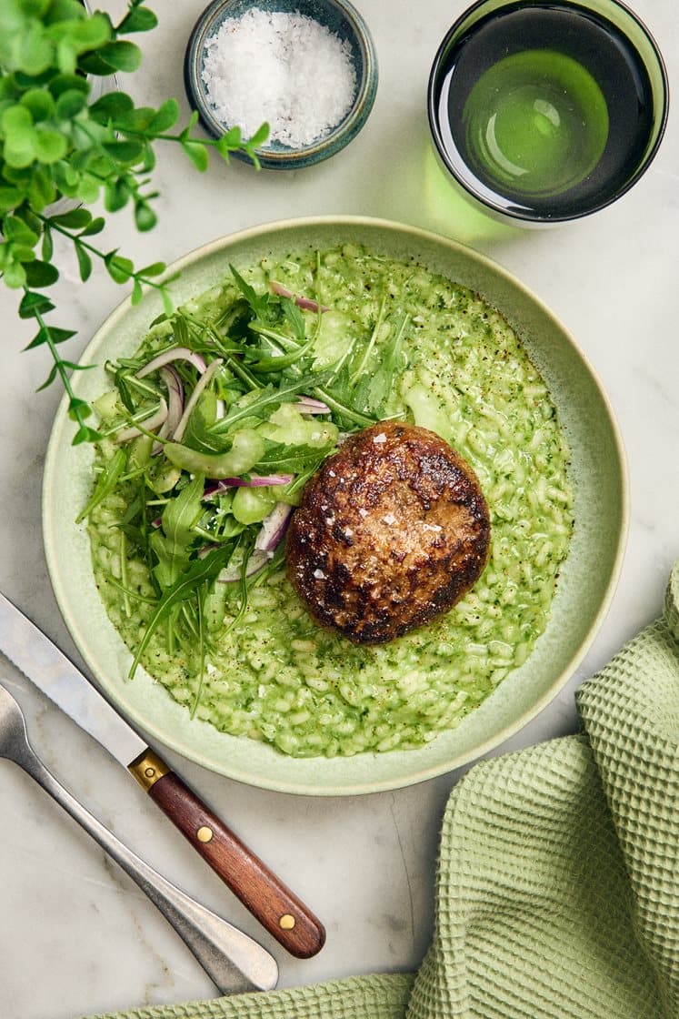 Citron/timiankrydret farsbøf med ramsløgsrisotto og rucolasalat