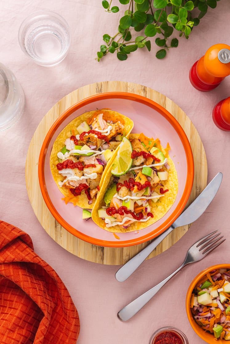 Soft tacos med sprød fisk, avocado/æblesalat, salsa og aioli