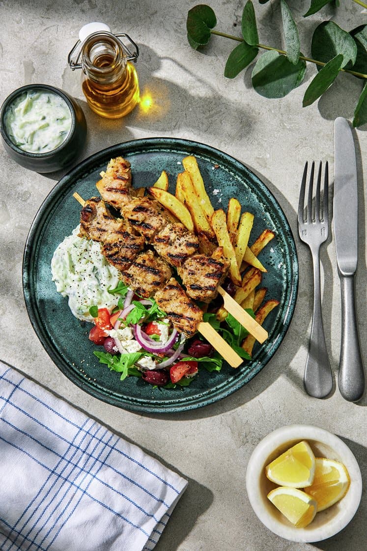 Souvlaki med græsk salat, kartofler og tzatziki