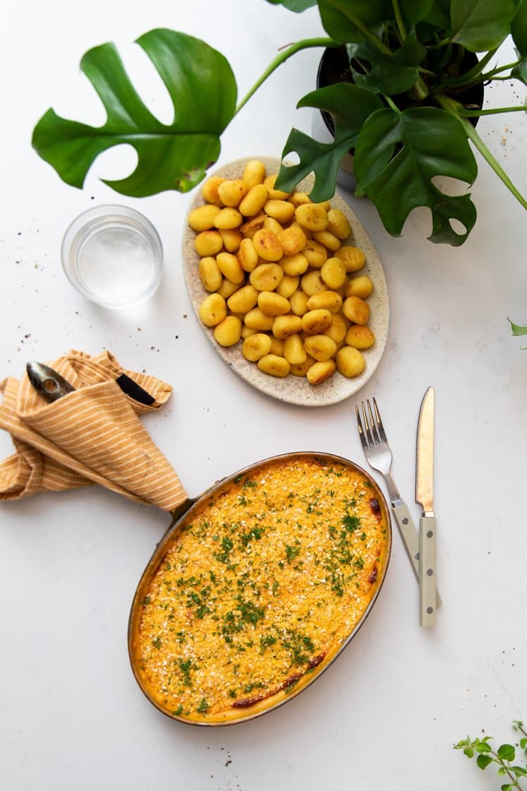 Gratineret fisk i fad med gnocchi