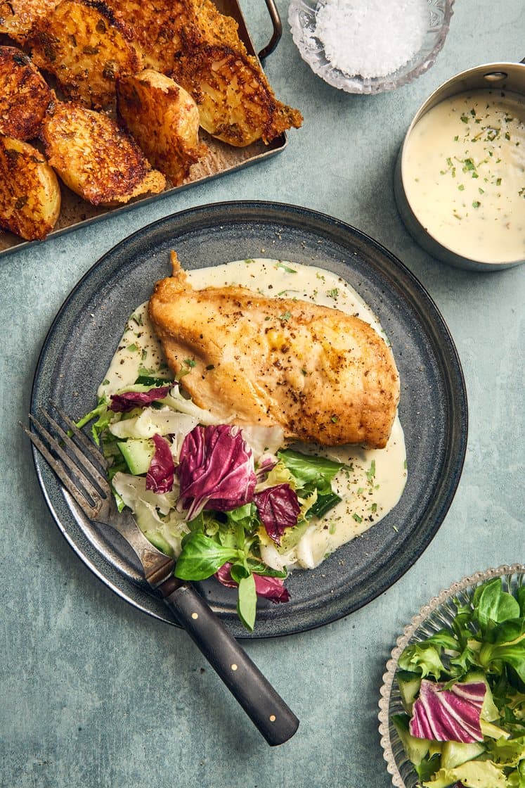 Stegt kyllingefilet med Tanelli-bagte kartofler, frisk salat og estragonssauce